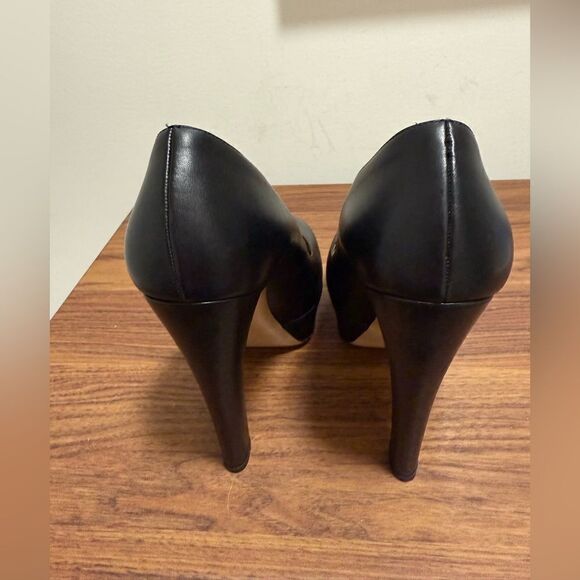 Authentic Valentino Garavani Black Leather Platform Pumps with 6 In. Heel. - Picture 5 of 9